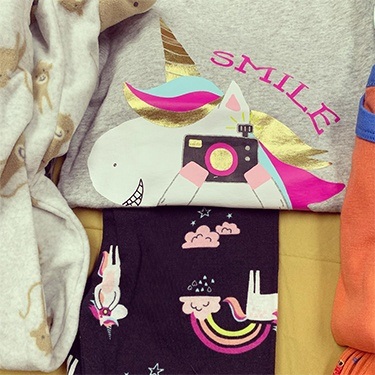 Pajama shirt with unicorn holding a camera