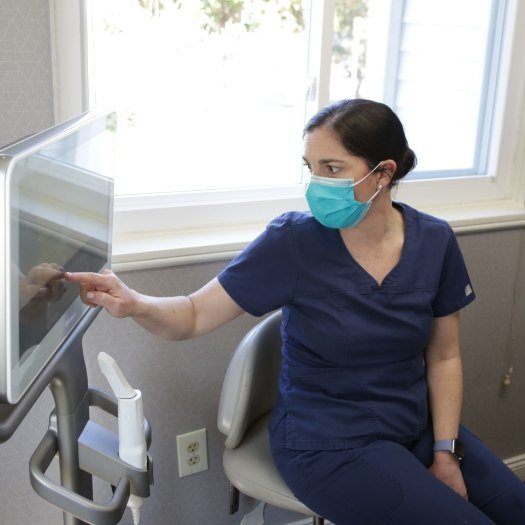 Doctor Lee showing a computer monitor to a patient